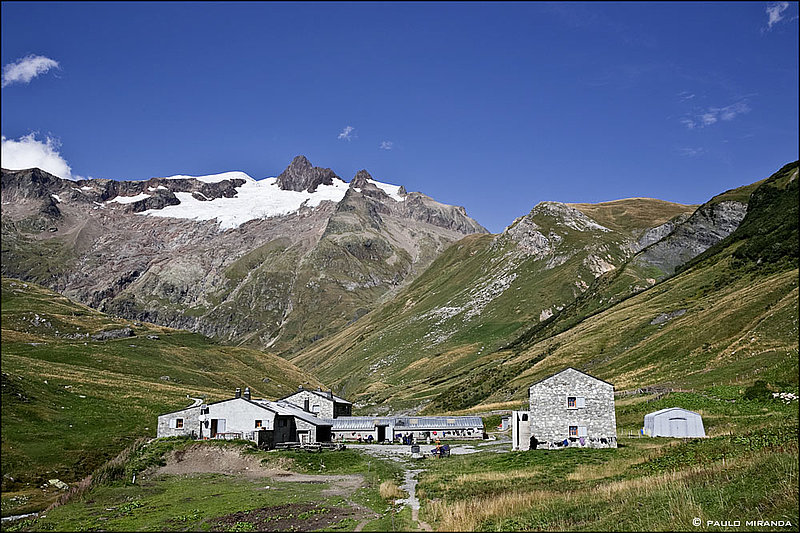 Refúgio des Mottets (1.870 m) e Aiguilles des Glaciers (3.816 m).