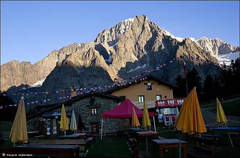 Refúgio Maison Vieille e a Aiguille Noire de Peuterey (3.773 m).