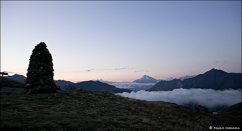 Amanhecer  no Col de la Croix-du-Bonhomme (2.479 m) com o Mont Pourri (3.779 m) no centro e o refúgio no canto inferior direito.