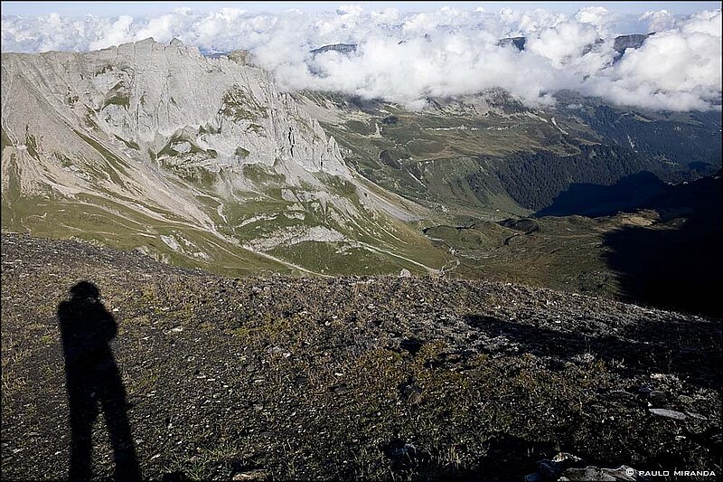 Do Tête Nord des Fours têm-se uma bela visão de uma parte do caminho percorrido no dia anterior, com destaque para as Aiguilles de la Pennaz e o Plan Jovet (área entre as agulhas e a sombra à direita).