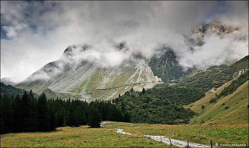 As nuvens encobrem as Aiguilles de la Pennaz.