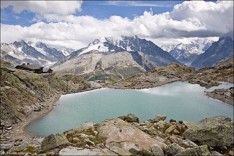 Refúgio, Lac Blanc (2.352 m) e, no centro, o conjunto de montanhas formados pela Aiguille Verte e Aiguille du Dru (ou les Drus).