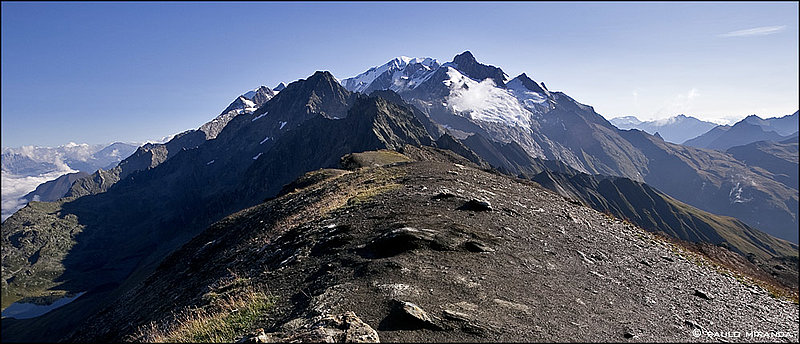 Uns 30 minutos depois do Col des Fours, chega-se ao Tête Nord des Fours (2.756 m), de onde se tem uma vista privilegiada da encosta sul do maciço do Monte Branco.