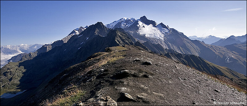 Uns 30 minutos depois do Col des Fours, chega-se ao Tête Nord des Fours (2.756 m), de onde se tem uma vista privilegiada da encosta sul do maciço do Monte Branco.