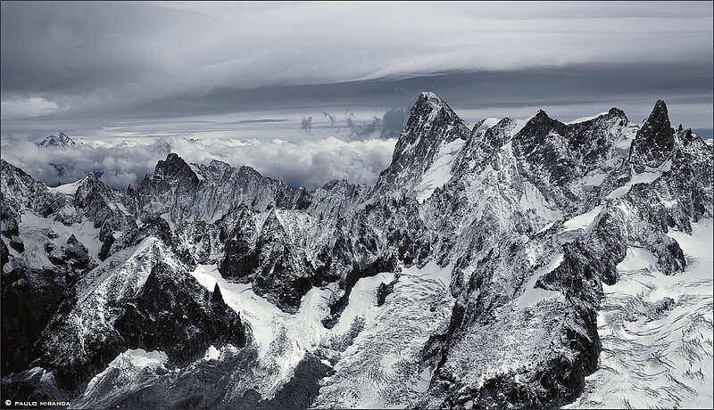 Grandes Jorasses (centro) e Dent du Géant (canto direito da foto). Entre os dois, a arêtes de Rochefort.