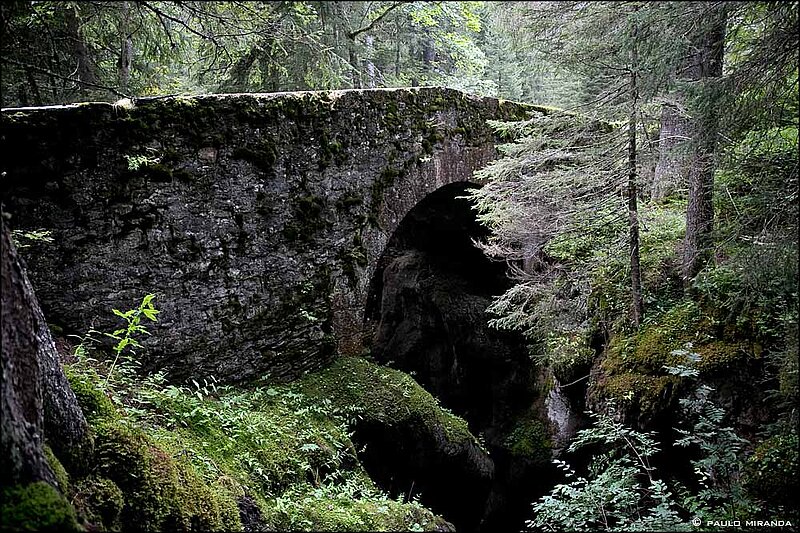 Ponte romana de la Téna, poucos minutos antes do Refúgio Nant Borrant.