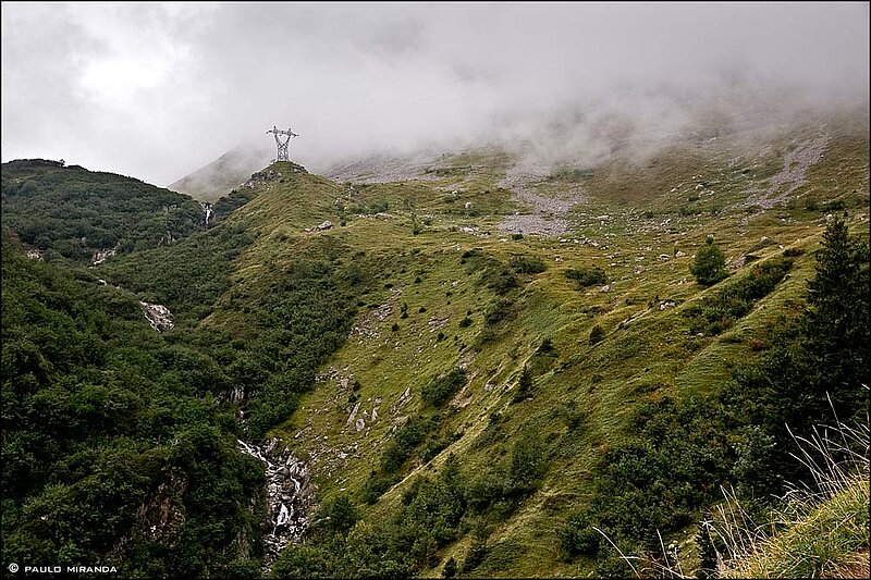 A TMB passa à direita da torre.