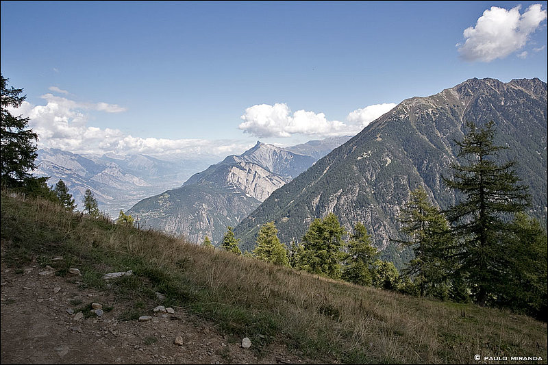 À esquerda, o vale do Ródano, Suíça.
