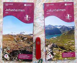 Cartas topográficas Jotunheimen Vest (oeste), código 2505, e Jotunheimen Aust (leste), código 2503 - série Turkart, escala 1:50.000, publicadas pela Nordeca.