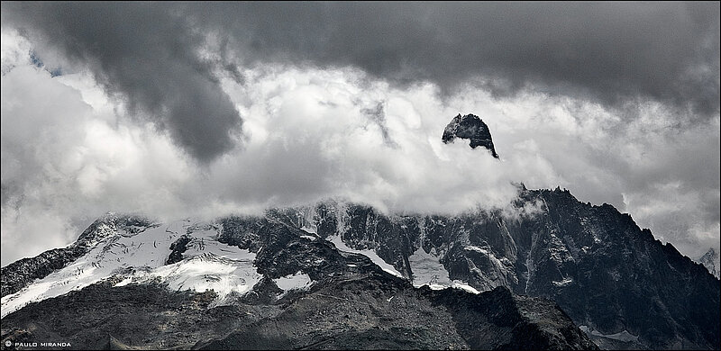 Aiguille du Dru, ou simplesmente les Drus (3.754 m), visto a partir do Lac Blanc.