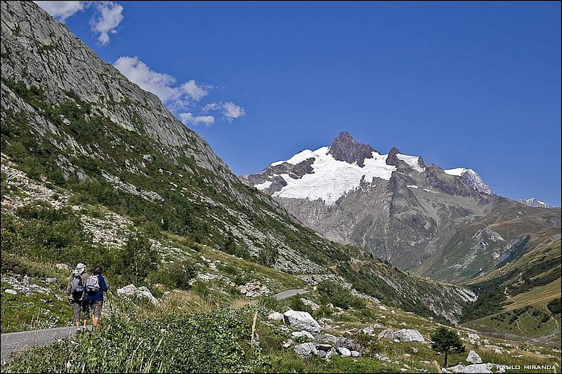 Depois de les Chapieux, a TMB entra no Vallée des Glaciers a caminho da Ville des Glaciers. Ao fundo se destaca a Aiguilles des Glaciers (3.816 m).