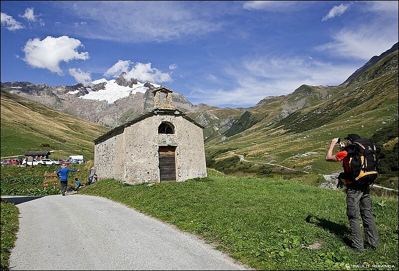 Capela na entrada da Ville des Glaciers. Para o Refúgio des Mottets, dobra-se à direita após a capela, atravessa-se o rio e percorre-se a trilha à direita da foto.