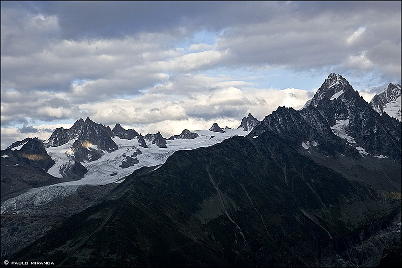À esquerda, a Aiguille du Tour (cumes sul e norte); e à direita, a Aiguille du Chardonnet (3.824 m).