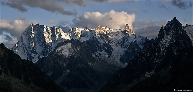 Da esquerda para a direita: Grandes Jorasses, arêtes de Rochefort, Dent du Géant e Aiguille des Grands Charmoz. À esquerda desta última, a pequena mas impressionante Aiguille de la République (3.305 m).