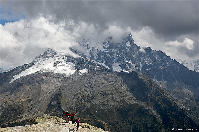 Conjunto formado pela Aiguille Verte e a Aiguille du Dru (ou les Drus) vistos do Lac Blanc.