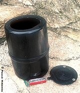 Lata à prova de urso ('bearproof-canister' ou simplesmente 'bear-can') Lata à prova de urso ('bearproof-canister' ou simplesmente 'bear-can')