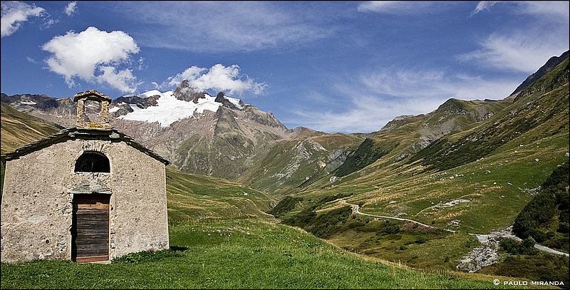 Capela na entrada da Ville des Glaciers (1.789 m).