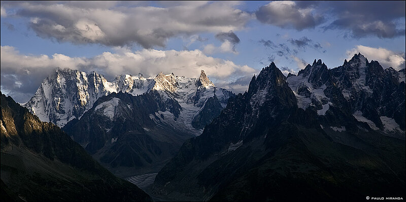 Da esquerda para a direita: Grandes Jorasses, arêtes de Rochefort, Dent du Géant (centro) e, na sombra, o grupo conhecido como as Aiguilles des Chamonix.