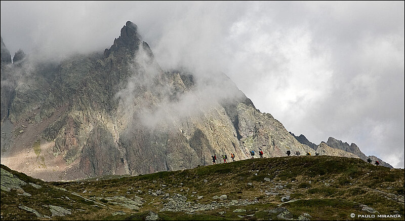 Caminhantes em direção ao Lac Blanc pela trilha que vem do Col des Montets. Esse trecho faz parte da GRP Tour du Pays du Mont-Blanc e serve como opção para se evitar as escadas.