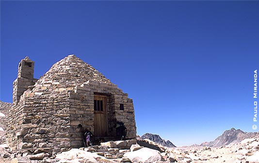 13º dia - 26/08 - km 205,5 (norte-sul) - O abrigo no Passo Muir (altitude: 3.644 m.) foi construído em 1931 para a proteção contra as tempestades de neve do verão setentrional.